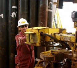 Sapura's engineer do drilling